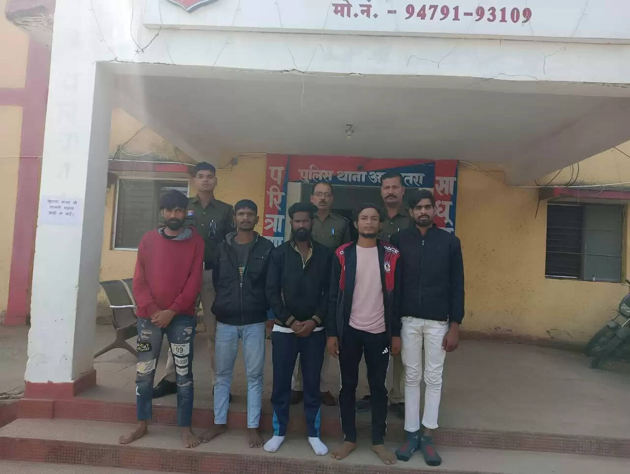 अवैध शराब, गांजा सेवन व आपराधिक गतिविधियों में लिप्त नौ आरोपि‍त गिरफ्तार