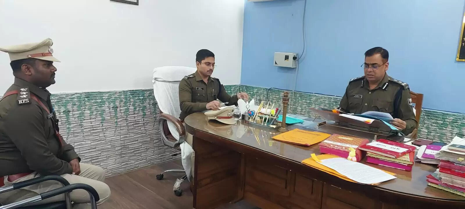 डीआईजी सत्य प्रकाश ने डुमरांव डीएसपी कार्यालय का किया निरीक्षण