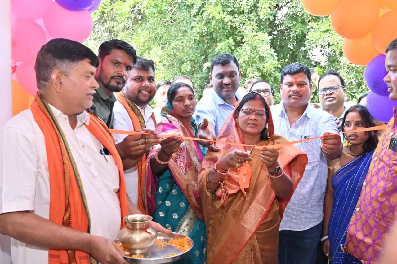बरियों में महतारी सदन का लोकार्पण, छठ घाट पर विधायक ने किया श्रमदान