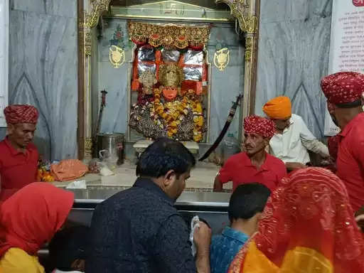 ज्वाला माता के मंदिर में नवरात्र के पहले दिन श्रद्धालुओं की भीड