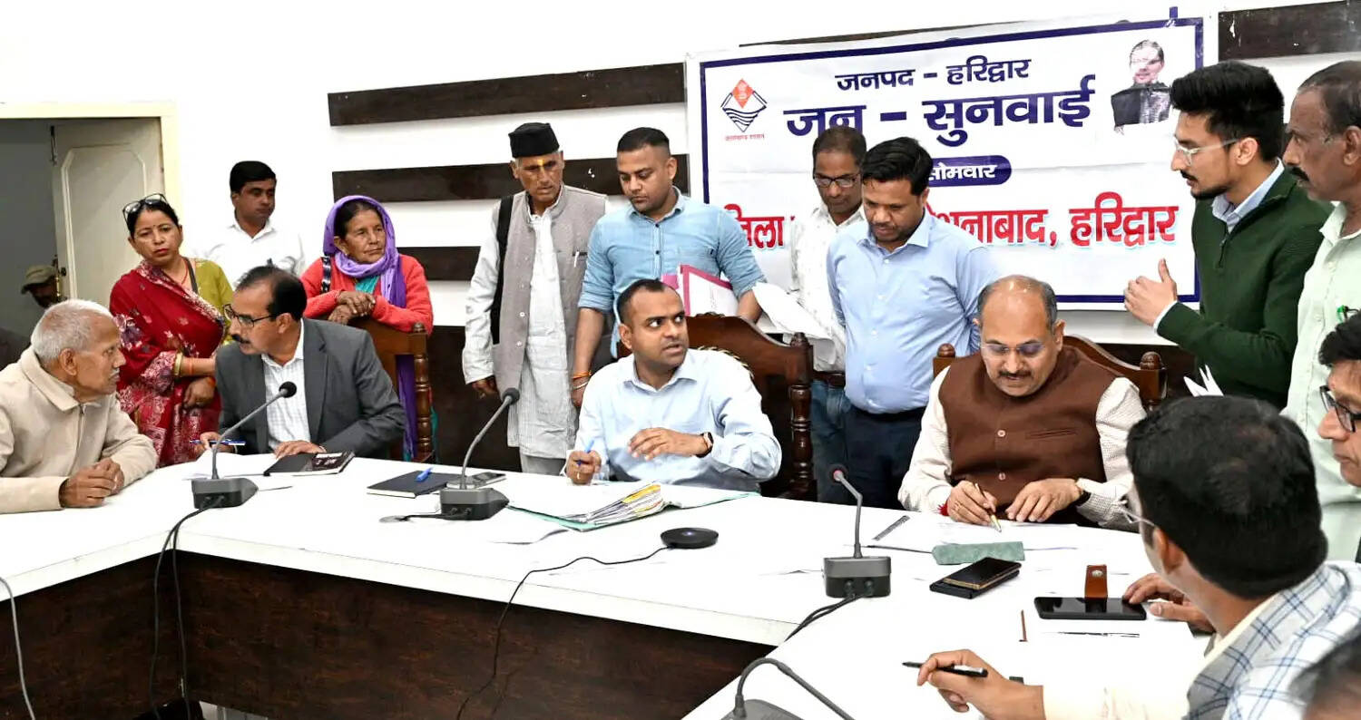 डीएम ने सुनी जनसमस्याएं, 17 में से 10 को किया मौके पर निस्तारण