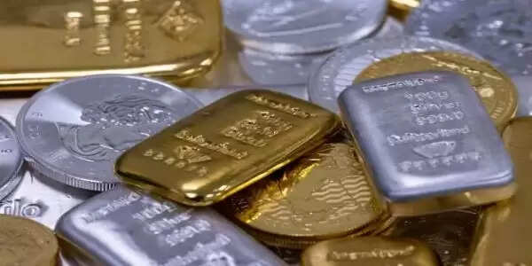 सर्राफा बाजार में बड़ी गिरावट, सोना और चांदी की घटी चमक