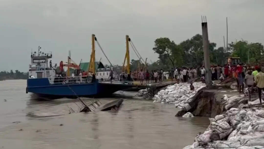 गंगा के कटाव को रोकने के लिए पहली बार नदी के रास्ते मोर्चा, राघोपुर में उतारे गए दो बड़े मालवाहक जहाज