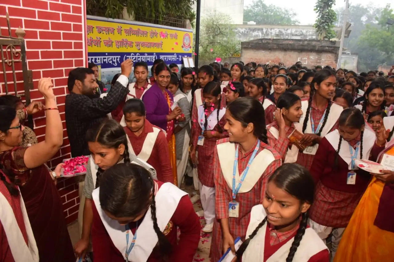 यूपी बोर्ड की परीक्षा शुरू, पहले दिन कई परीक्षा केन्द्रों पर पुष्प वर्षा कर छात्रों का स्वागत