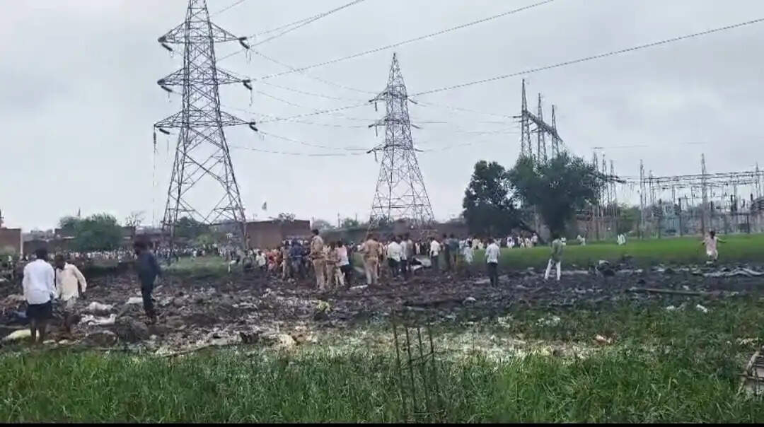 कौशांबी : पटाखा फैक्टरी में कई धमाके के बाद आग लगी, रेस्क्यू अभियान जारी