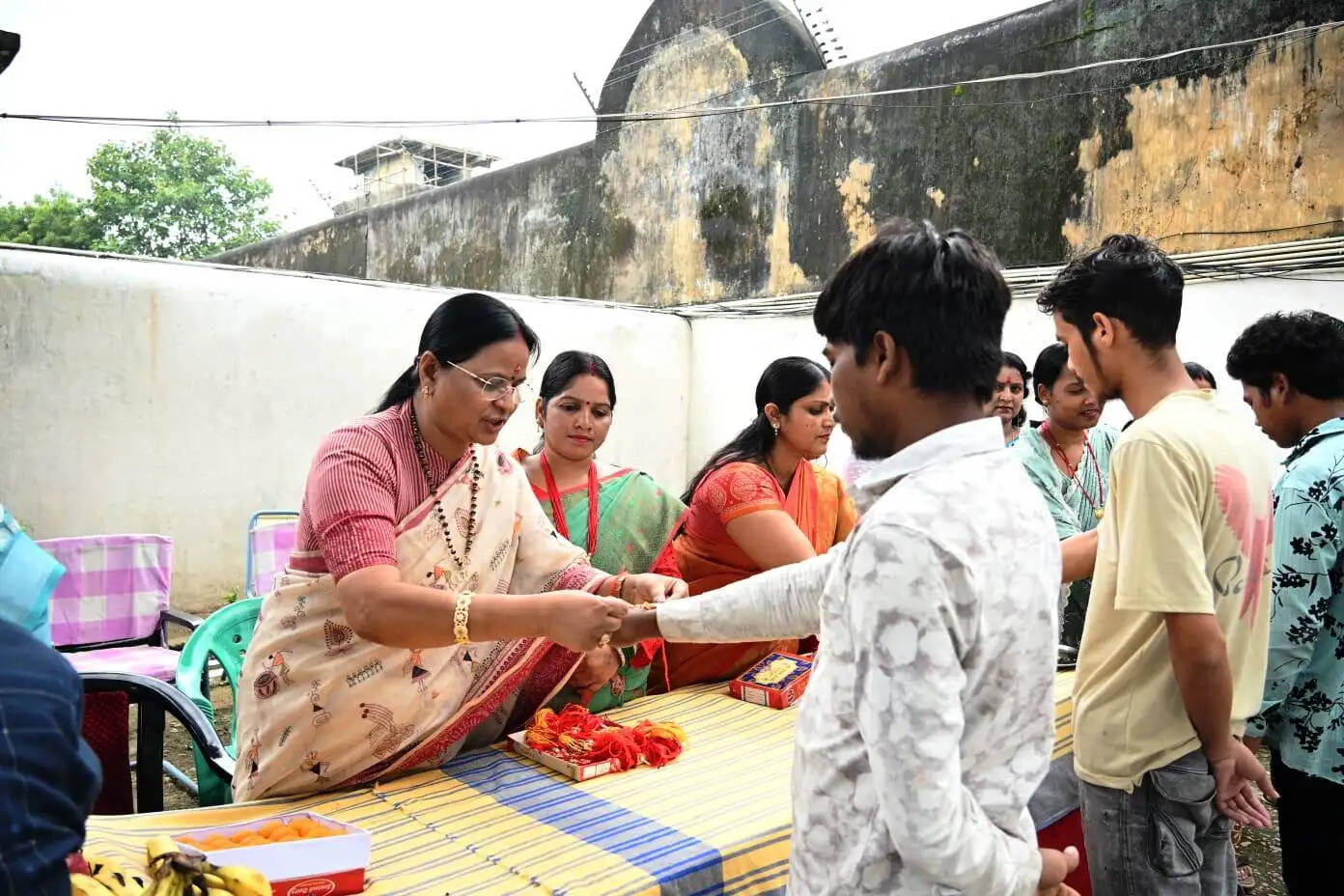 कोरबा जिला जेल में महापौर और महिला पार्षदों ने कैदियों को बांधी राखी, अच्छे आचरण का लिया वचन