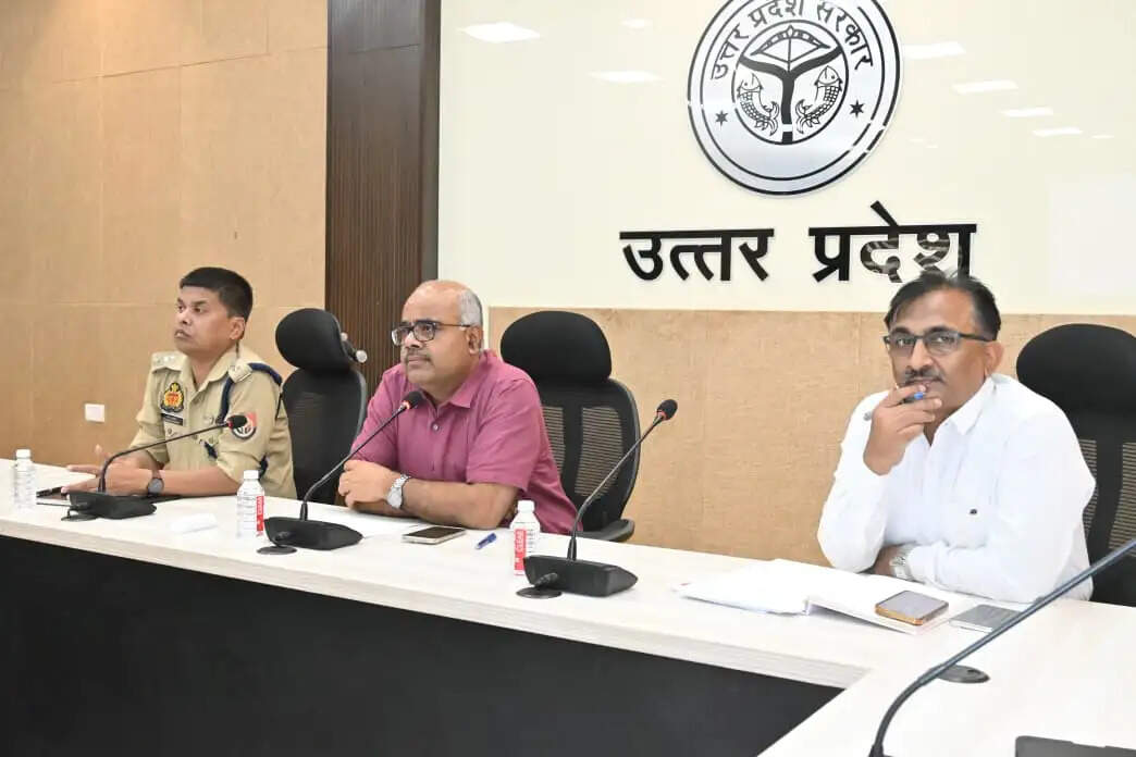 कानपुर हाईवे पर 152 अतिक्रमण चिन्हित, अवैध पार्किंग पर होगी सख्त कार्रवाई : जिलाधिकारी