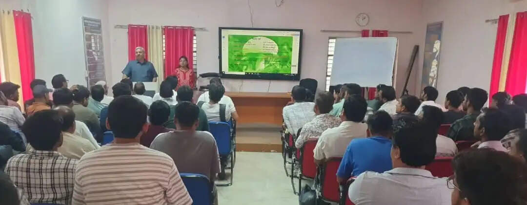 कम लागत और कम जगह में मशरूम उत्पादन से अच्छी कमाई संभव : डॉ. मुकेश श्रीवास्तव