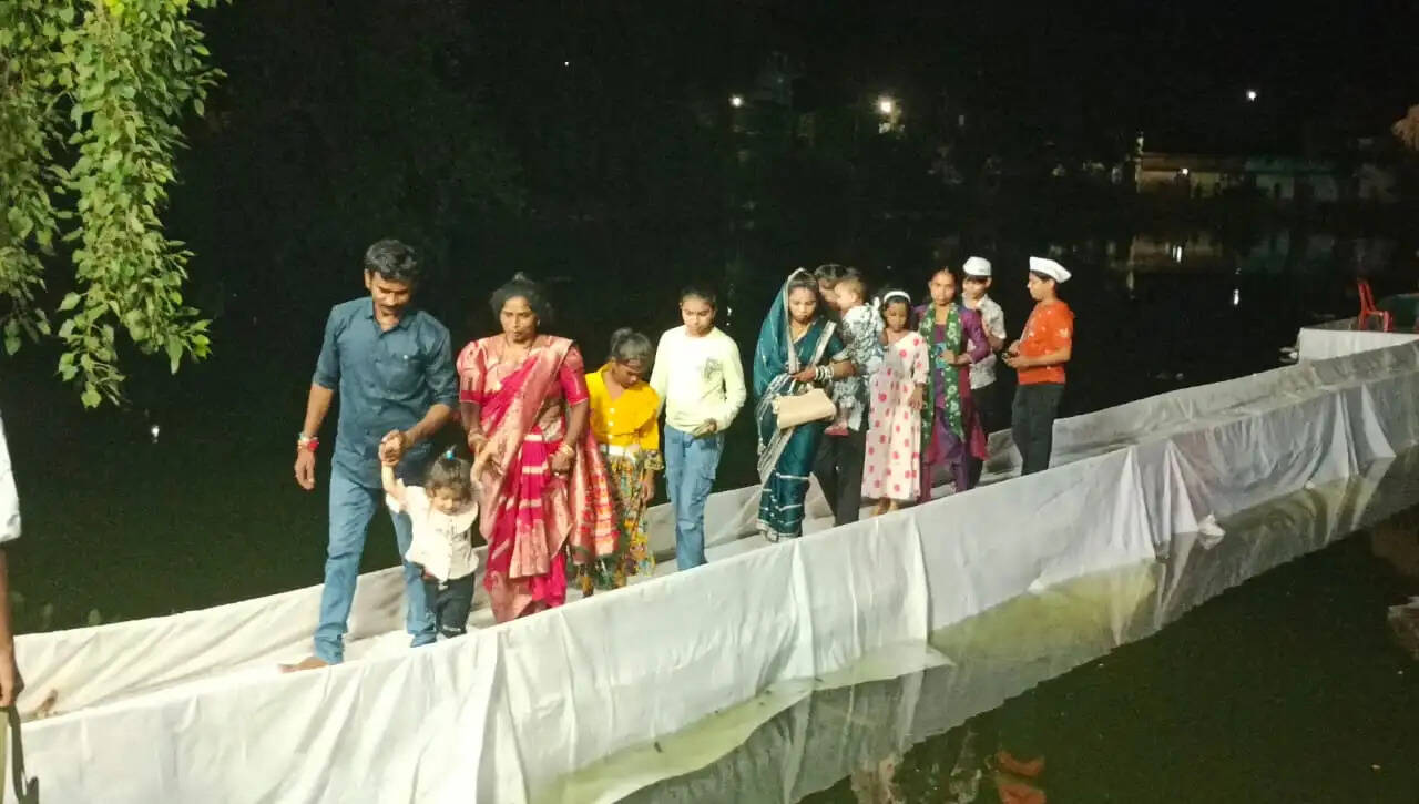 धमतरी में तालाब के बीचो-बीच विराजे गणपति, दर्शन को दूर दूर से पहुंच रहे श्रद्धालु।