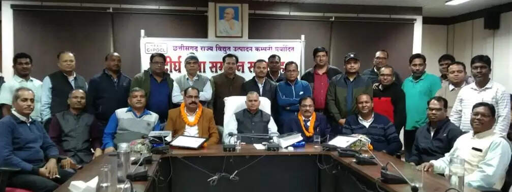 एबीवीटीपीएस से सेवानिवृत्त हुए दो कर्मचारियों को दी गई भावपूर्ण विदाई