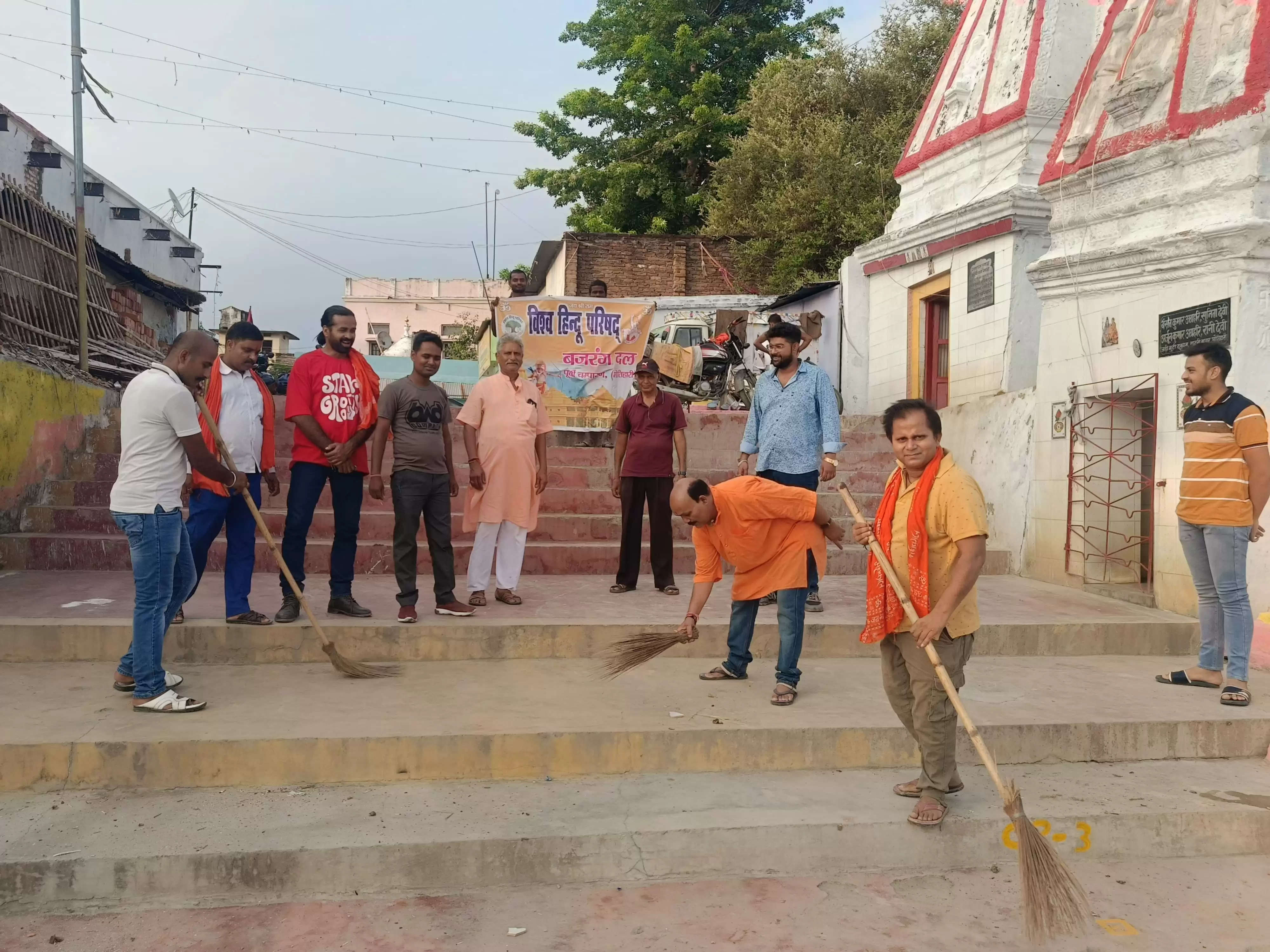 बजरंग दल ने सेवा सप्ताह के दौरान किया वृक्षारोपण व मंदिरो की सफाई