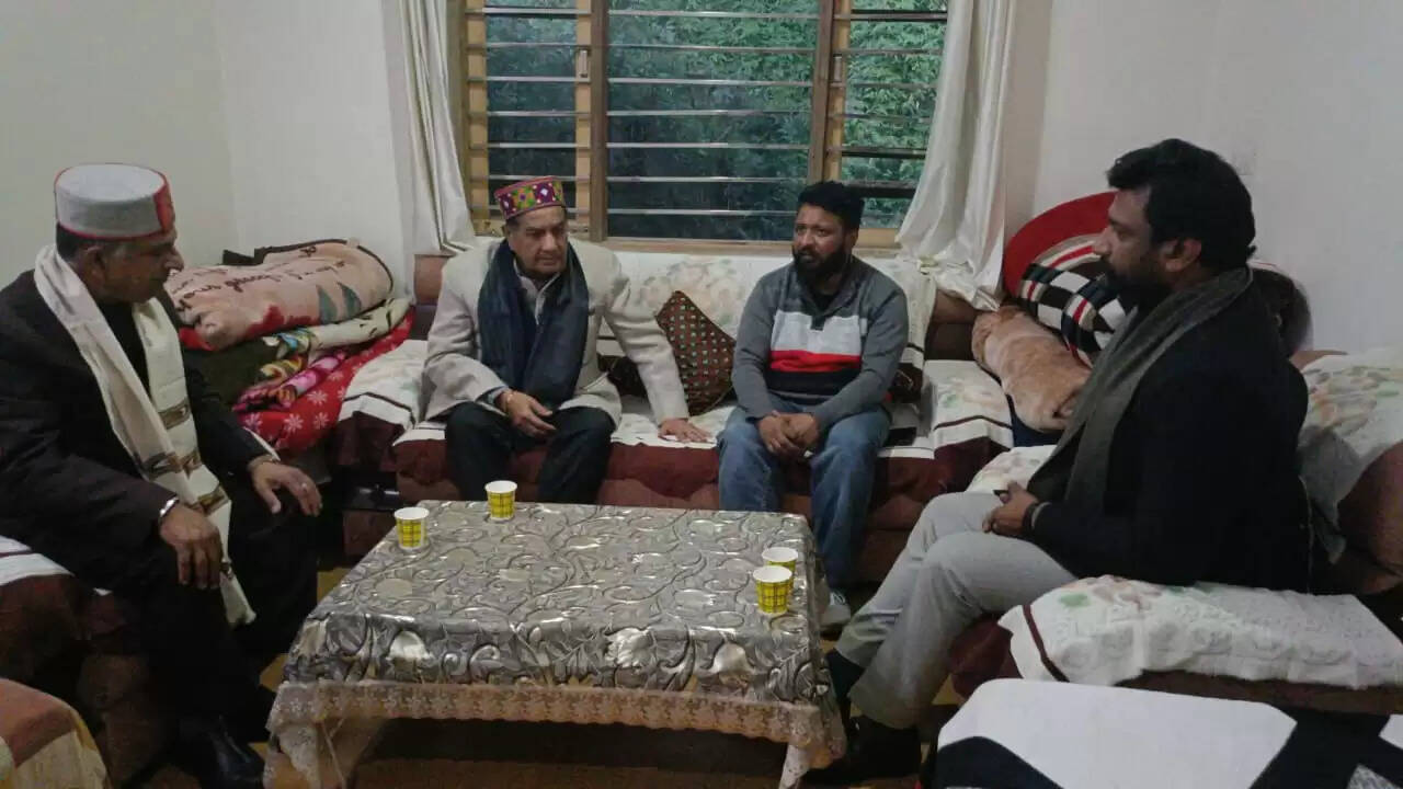 एससी कमीशन के अध्यक्ष तथा सदस्यों ने दिवंगत छात्रा के परिजनों से की मुलाकात