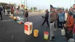 देवास में दंपत्ति ने हाइवे पर घर का सामान रखकर किया जाम, कलेक्टर की समझाइश पर खत्म हुआ हंगामा