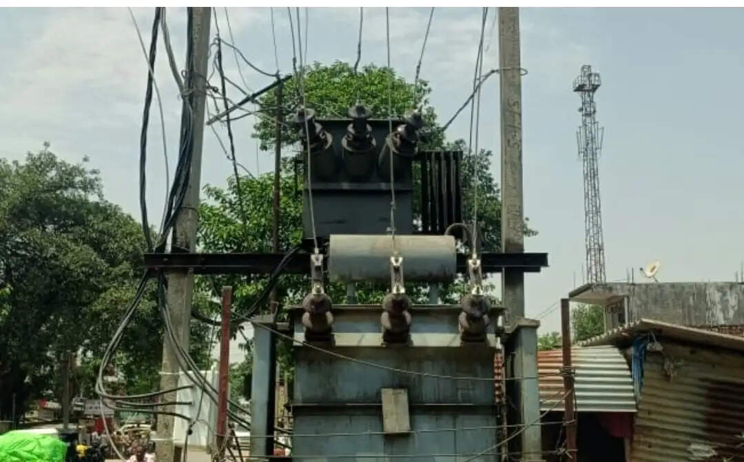 औरैया : अजीतमल क्षेत्र में 48 घंटे से बिजली गुल, दर्जनों गांवों में पेयजल संकट गहराया