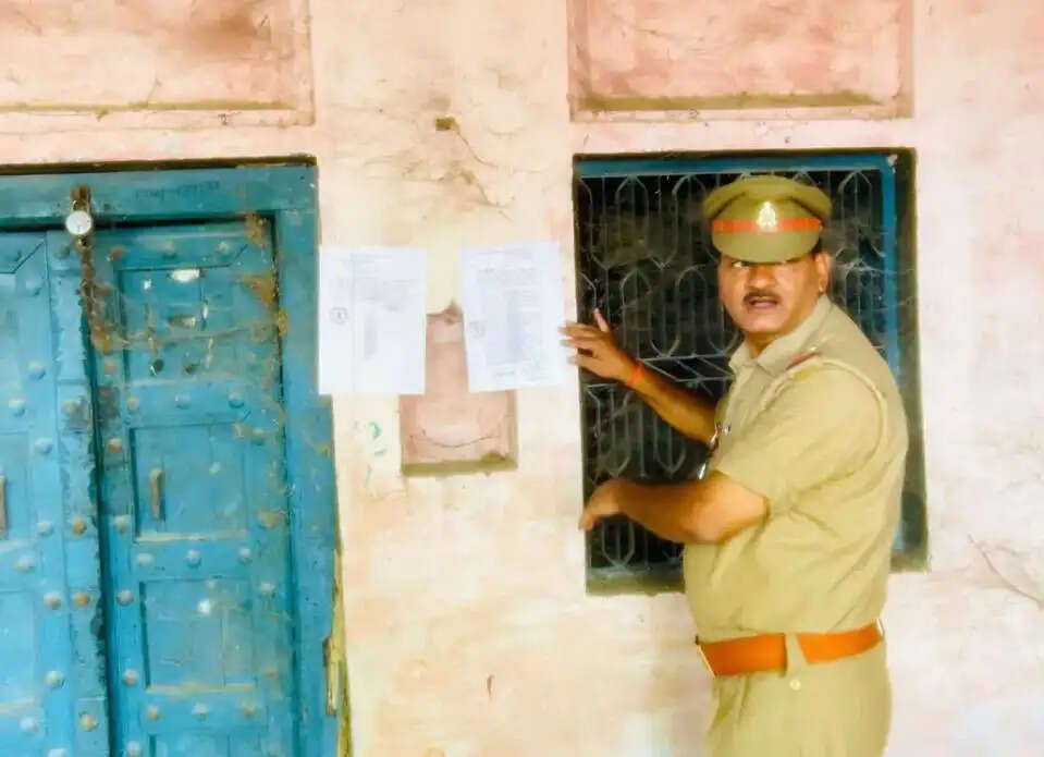 फरार आरोपी के घर धारा 82 का नोटिस चस्पा