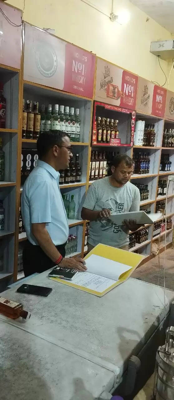 हरिद्वार में शराब दुकानों पर जिला प्रशासन की छापेमारी, कई अनियमितताएं उजागर