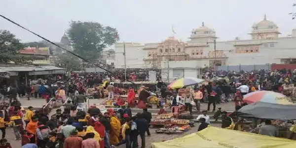 ओरछा के राजा राम सरकार मंदिर में उमड़ी भीड़