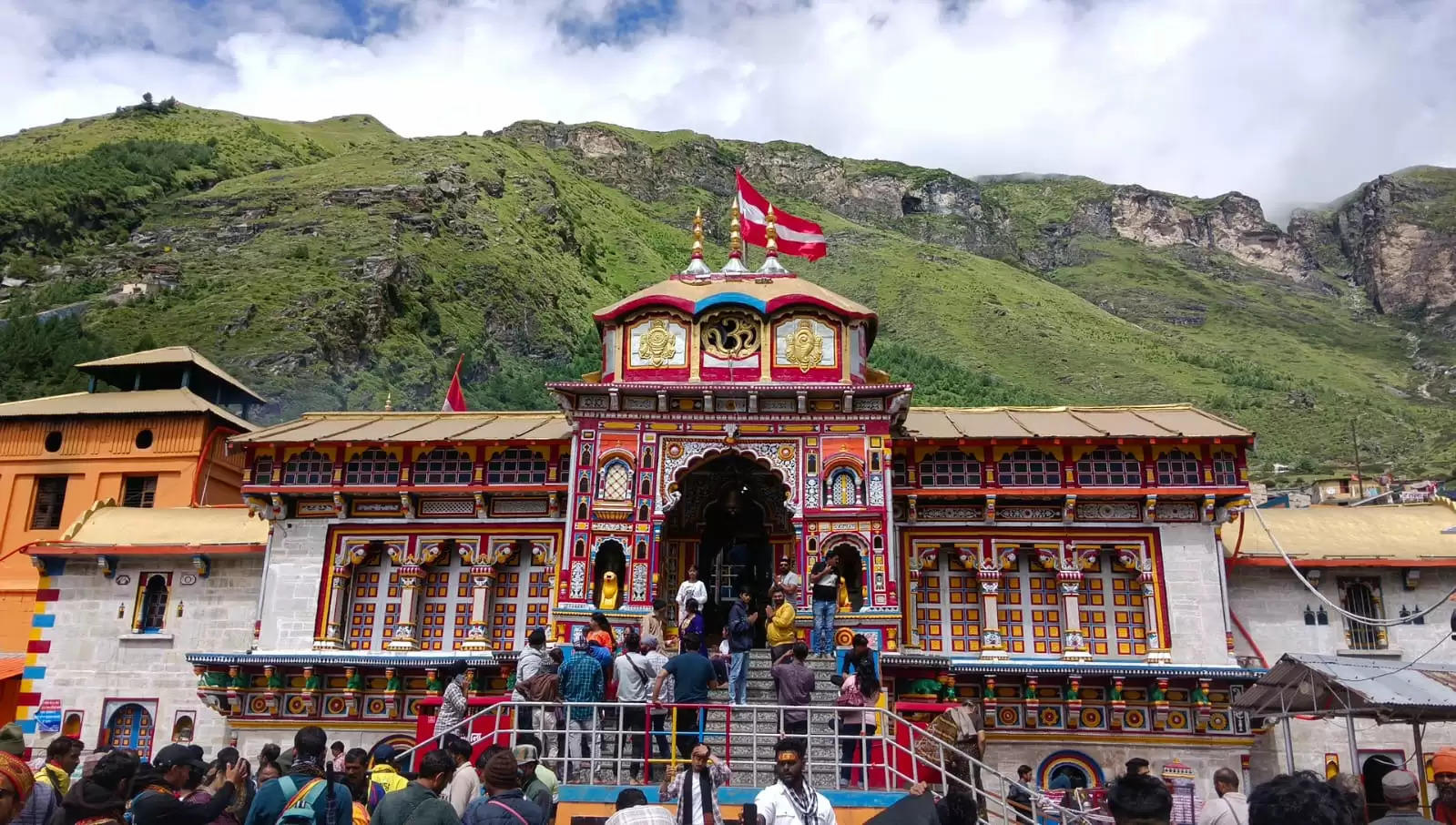 बद्रीनाथ और केदारनाथ के मंदिरों में बांग्लादेश के हिंदुओं की रक्षा के लिए की गई पूजा