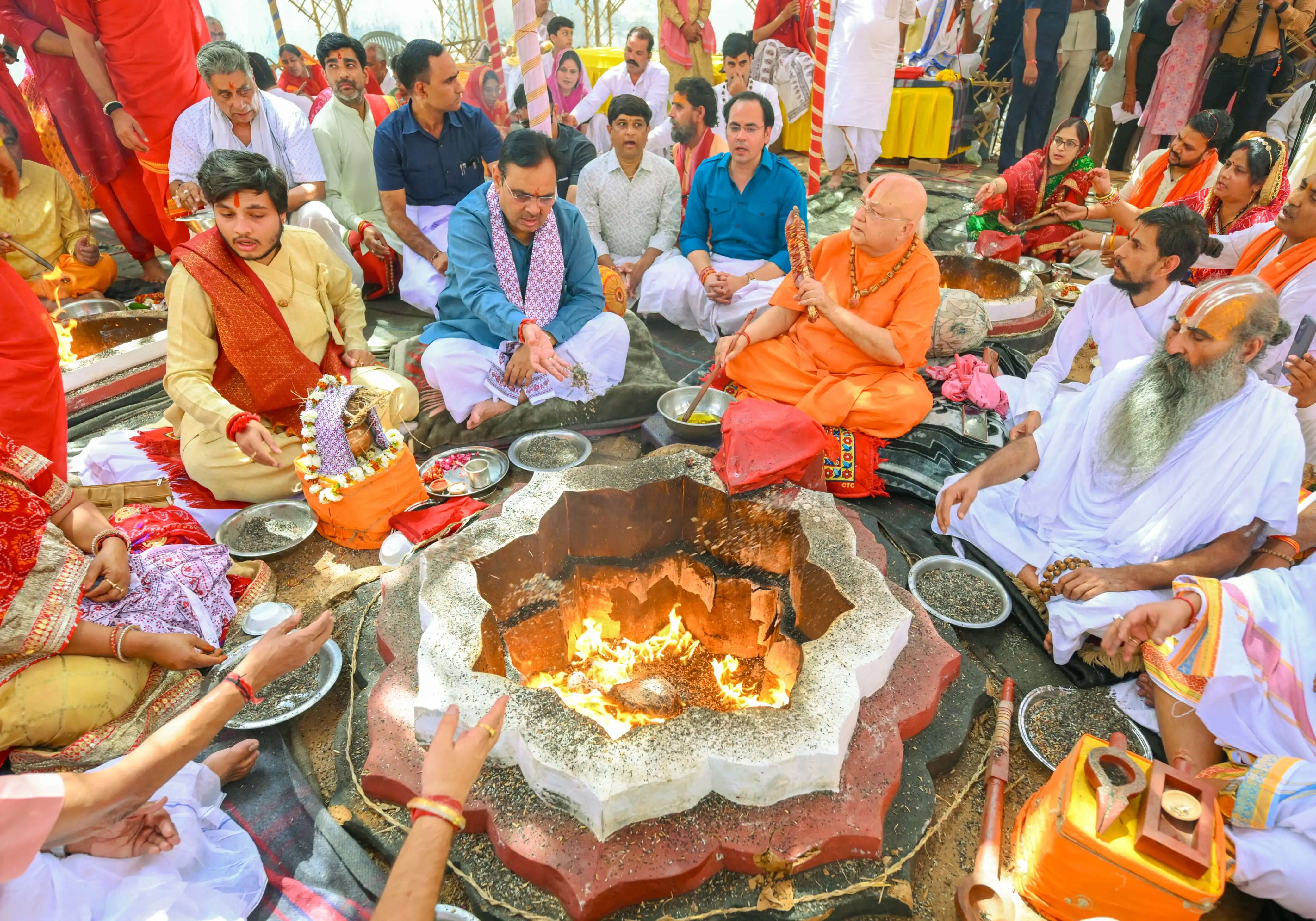 (अपडेट) मुख्यमंत्री ने यज्ञ में आहुति देकर प्रदेशवासियों की सुख-समृद्धि और खुशहाली की कामना की