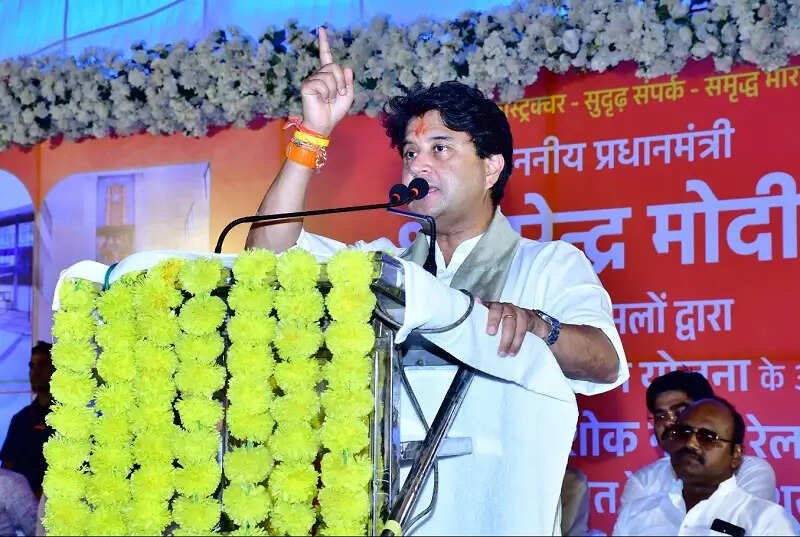 अमृत भारत स्टेशन योजना से रेलवे स्टेशनों को किया जा रहा आधुनिक सुविधाओं से सुसज्जितः सिंधिया