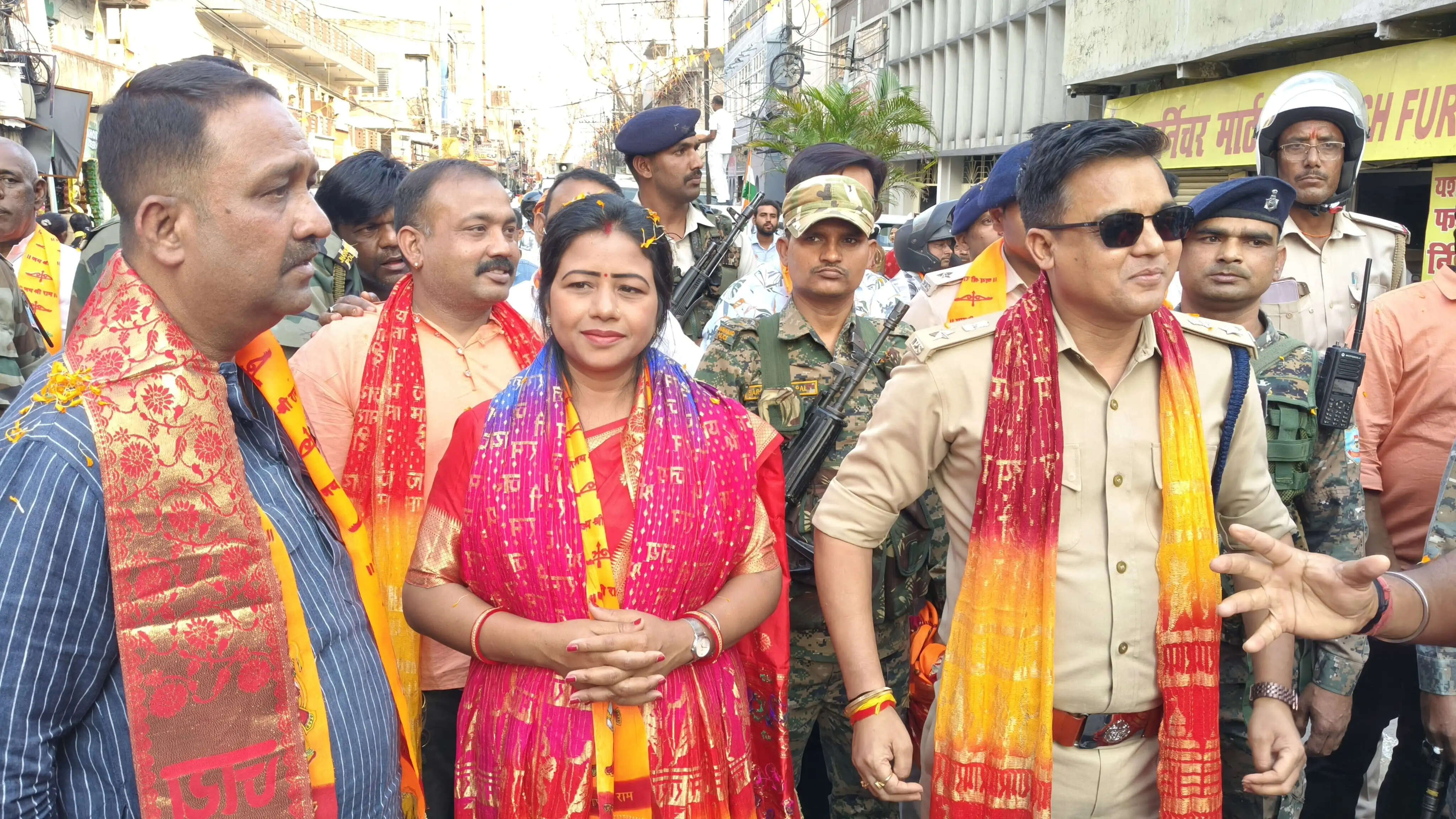 मंगला जुलूस में पारंपरिक अस्त्राें के साथ निकले भगवाधारी