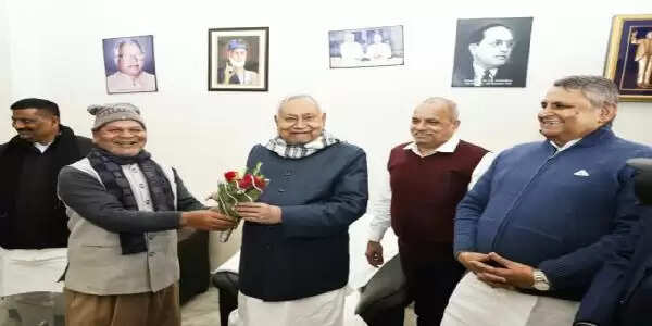 पटना में विधायक रत्नेश सदा के आवास पर दही-चूड़ा भोज, मुख्यमंत्री नीतीश कुमार समेत जदयू के प्रमुख नेता हुए शामिल