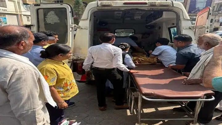 ग्वालियरः शीतला माता मंदिर हादसे में गंभीर रूप से घायल एक और मरीज को एयर एम्बूलेंस से एम्स में भर्ती कराया