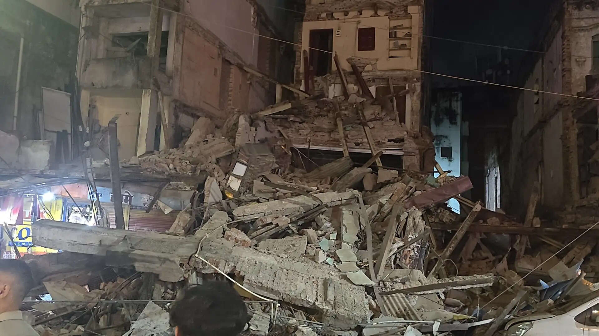 जबलपुर में बड़े फुहारा में पुरानी कपड़ा दुकान की इमारत ढही, बड़ा हादसा टला