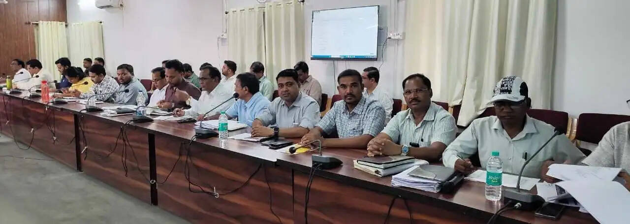 एमसीबी : कलेक्टर ने दो-तीन साल से लंबित मामलों पर जताई नाराजगी, अधिकारियाें को चेतावनी