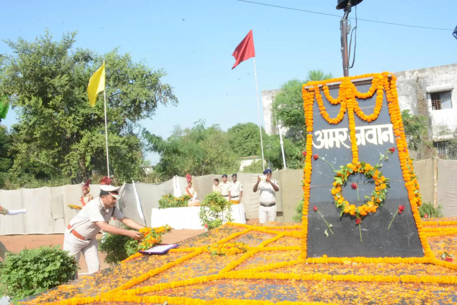 कलेक्टर, पुलिस अधीक्षक व शहीद परिवार के सदस्यों ने पुष्पचक्र अर्पित कर शहीदों को किया नमन
