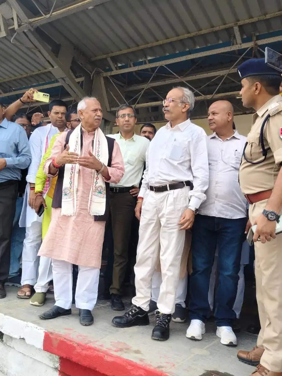 सांसद जनार्दन सिंह सिग्रीवाल संग पूर्वोत्तर रेलवे के महाप्रबंधक ने एकमा स्टेशन का किया निरीक्षण