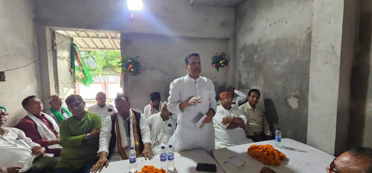 शाहकुंड में राजद की प्रखंड स्तरीय बैठक आयोजित, भ्रष्टाचार और बाढ़ मुआवजे को लेकर सरकार पर बरसे डॉ. चक्रपाणि हिमांशु