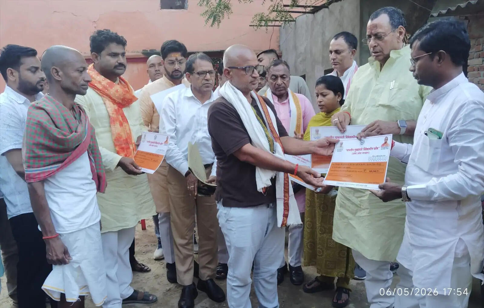 मीरजापुर में बोलेरो हादसे के पीड़ित परिवारों को आर्थिक मदद, घर-घर पहुंचा प्रशासन