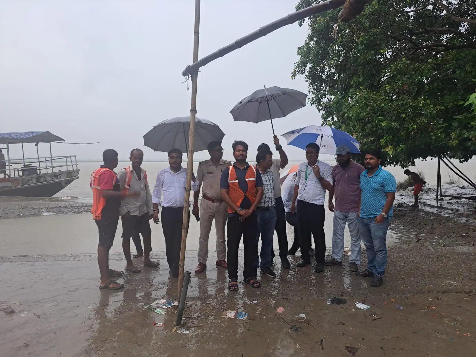 गोगरा तटबंध सुरक्षित, घट रहा नदी का जलस्तर; अफवाहों पर ध्यान न देने की अपील