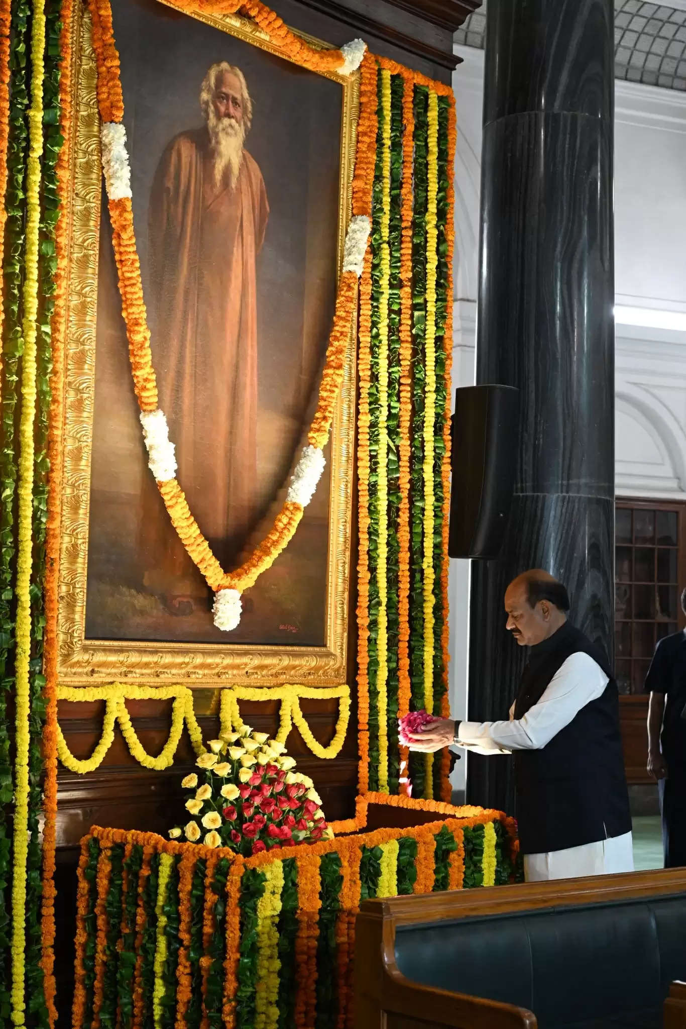 लोकसभा अध्यक्ष ने टैगोर जयंती पर संविधान सदन में श्रद्धासुमन अर्पित किए