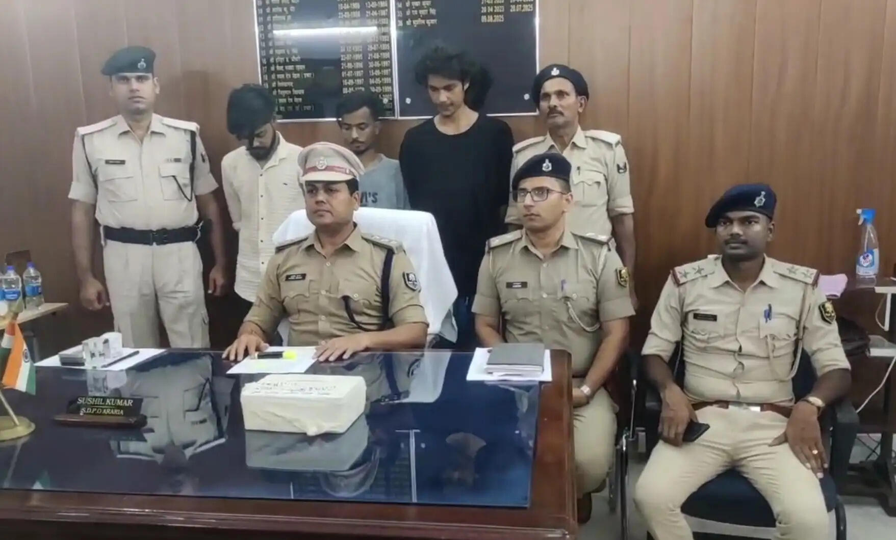 280.35 स्मैक के साथ तीन गिरफ्तार,चार पहिया और दो पहिया वाहन जब्त