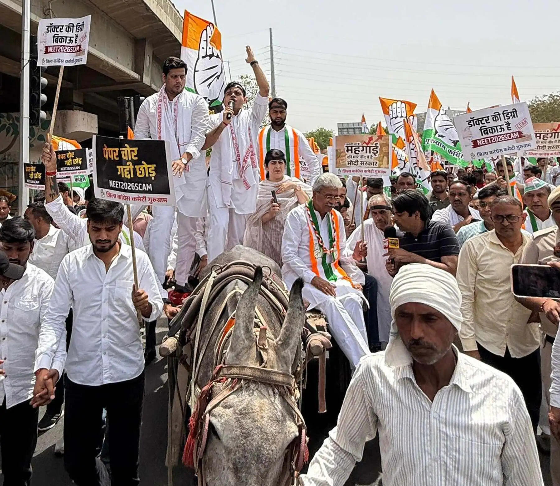 गुरुग्राम: घोड़ा गाड़ी पर चढक़र कांग्रेस प्रदेश अध्यक्ष ने महंगाई के खिलाफ जताया विरोध