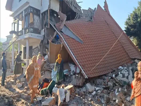 जम्मू-कश्मीर के बांदीपोरा में आतंकवादी का घर ध्वस्त