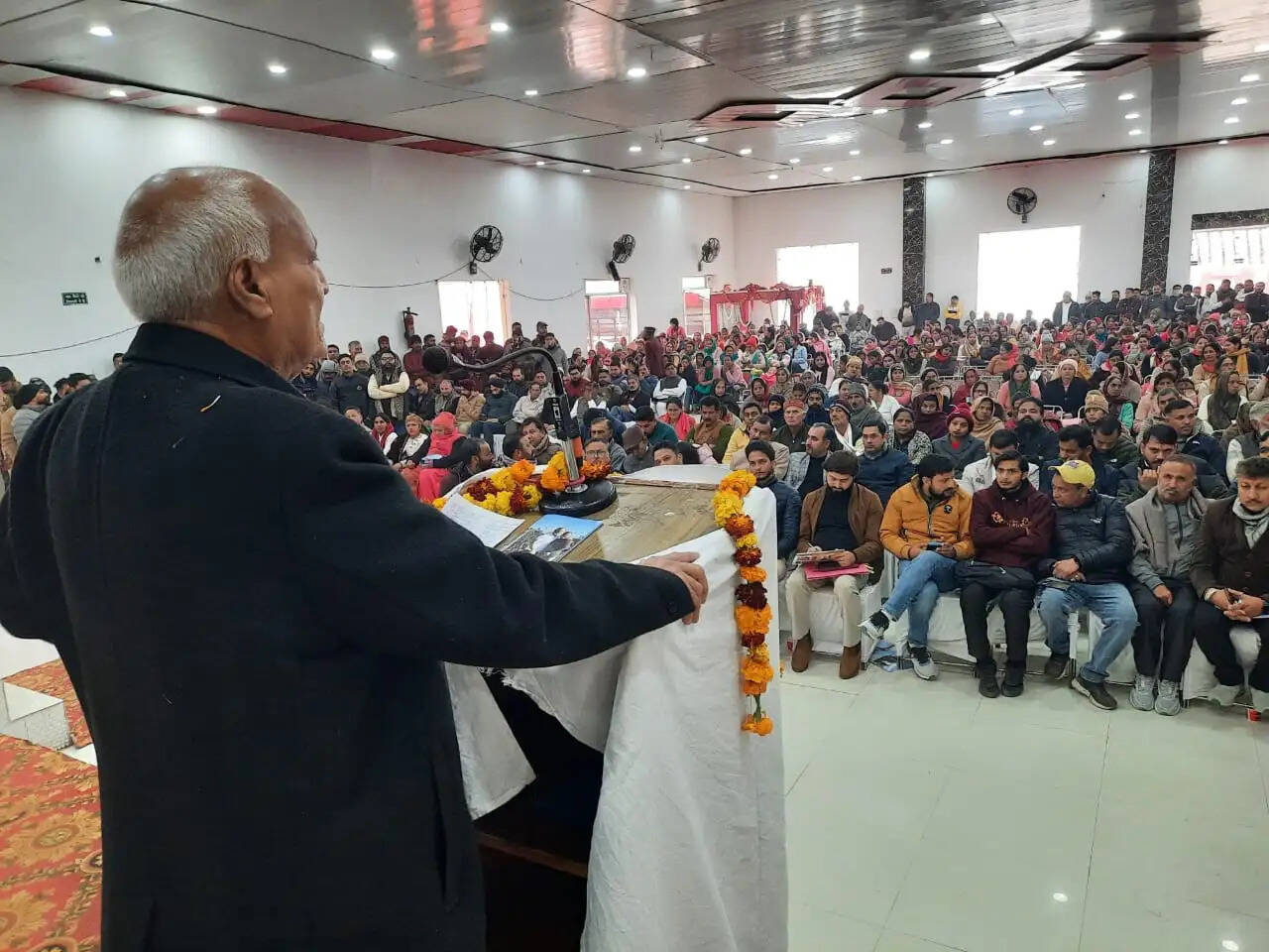 इंदौरा के सूरजपुर में लगा सरकार जनता के द्वार, कृषि मंत्री ने निपटाई लोगों की समस्याएं