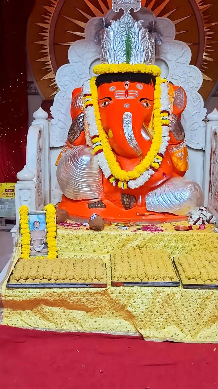 गणेशोत्सव में सजा बंगाली बाबा का दरबार: 2500 किलो लड्डुओं की प्रसादी