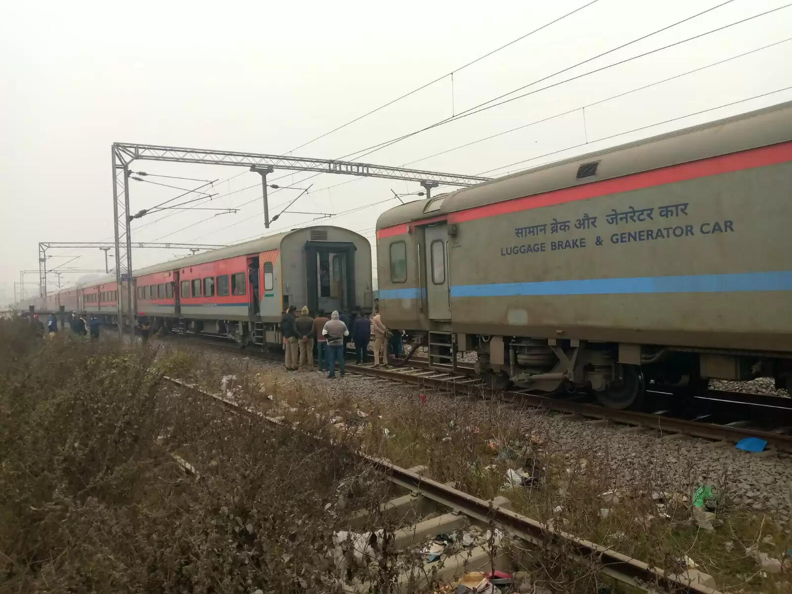 कपलिंग टूटने से दो घंटे खड़ी रही फरक्का एक्सप्रेस ट्रेन