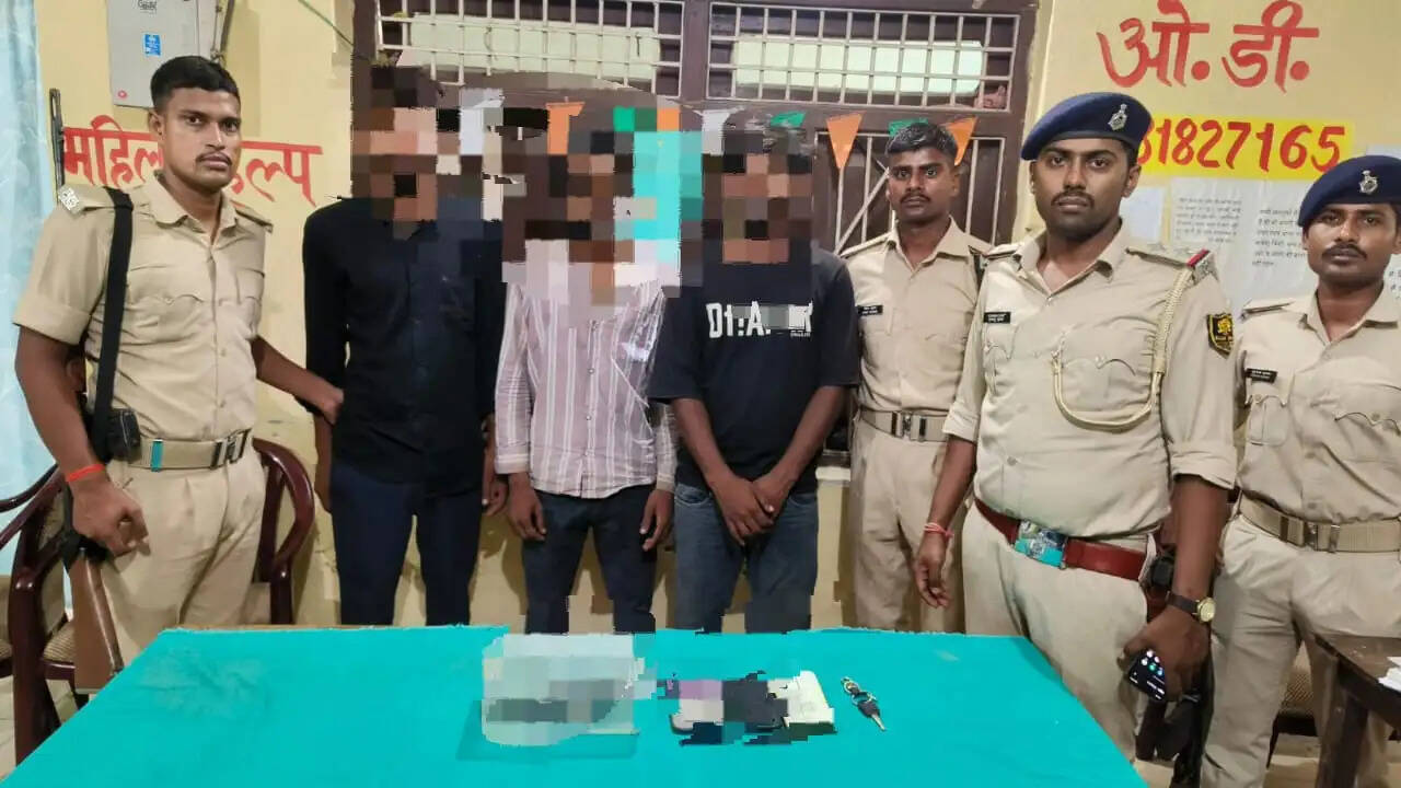 बनियापुर में चेकिंग के दौरान रिवाल्वर के साथ तीन गिरफ्तार