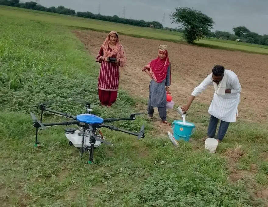 ड्रोन दीदी बनकर किसानों के खेतों में छिड़काव कर रही नूंह की लक्ष्मी