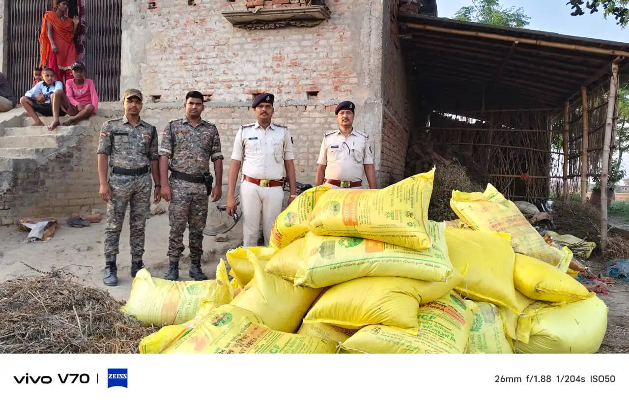 भारत-नेपाल सीमा पर खाद तस्करी को लेकर अगरवा और रेगनिया गांव में छापेमारी