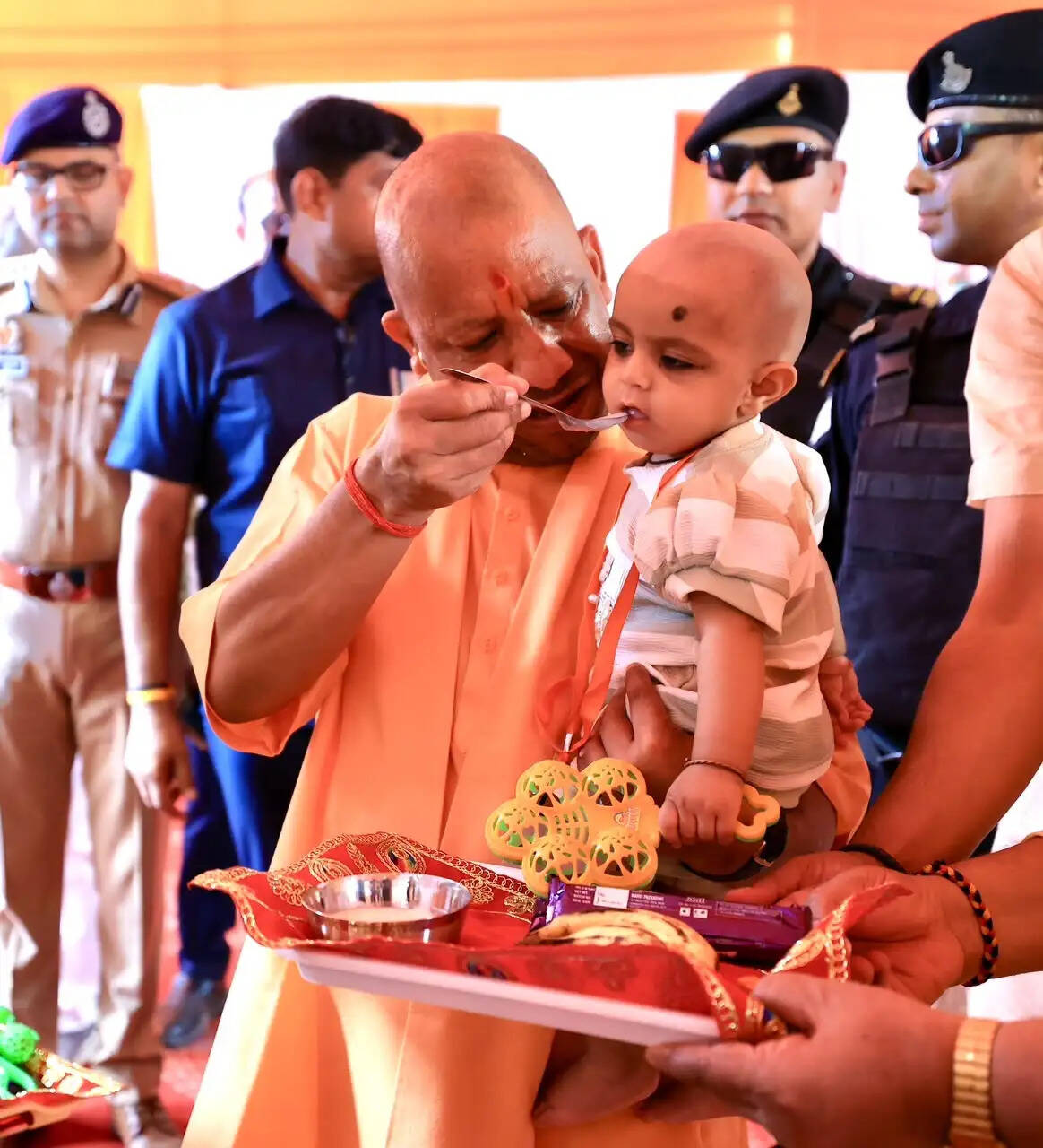 गाजीपुर : मुख्यमंत्री ने बुलाया तो दौड़कर मंच पर पहुंचीं महिलाएं, भेंट किया हाथ से बनाया गया चित्र