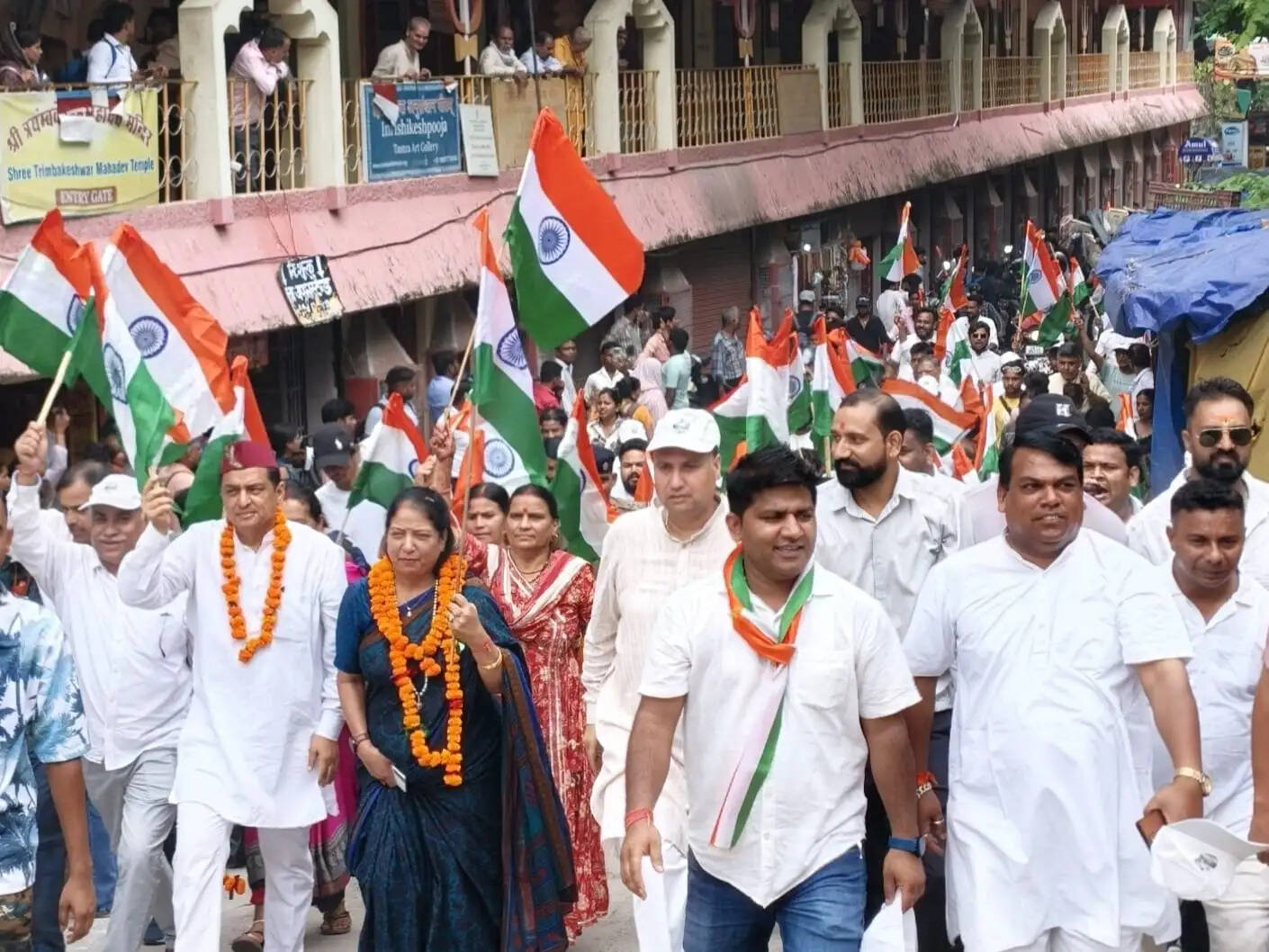 स्वर्गाश्रम में गूंजा राष्ट्रभक्ति का संदेश, तिरंगा यात्रा में उमड़ा जनसैलाब