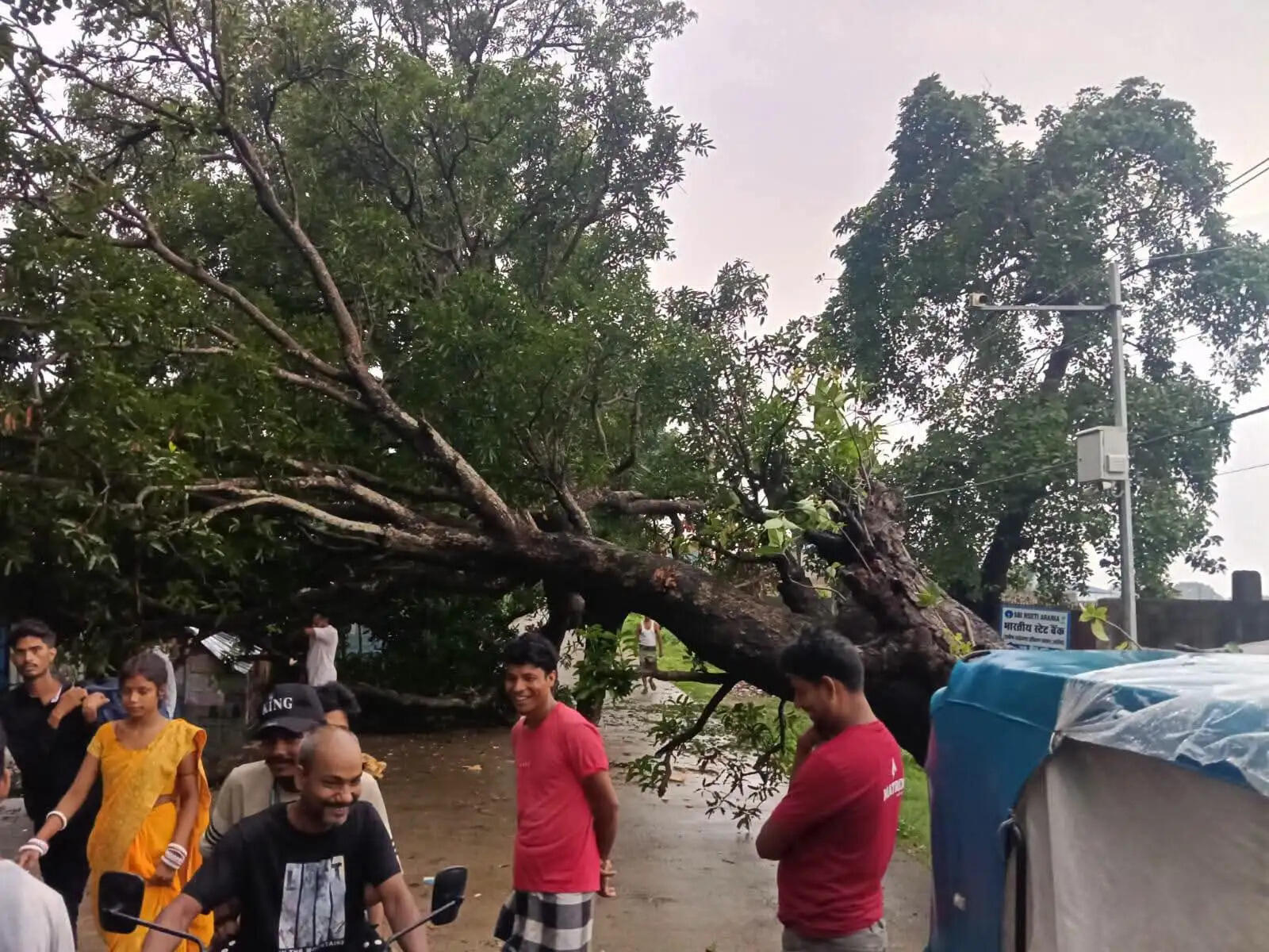 तेज आंधी और मूसलाधार बारिश ने मचाई भारी तबाही