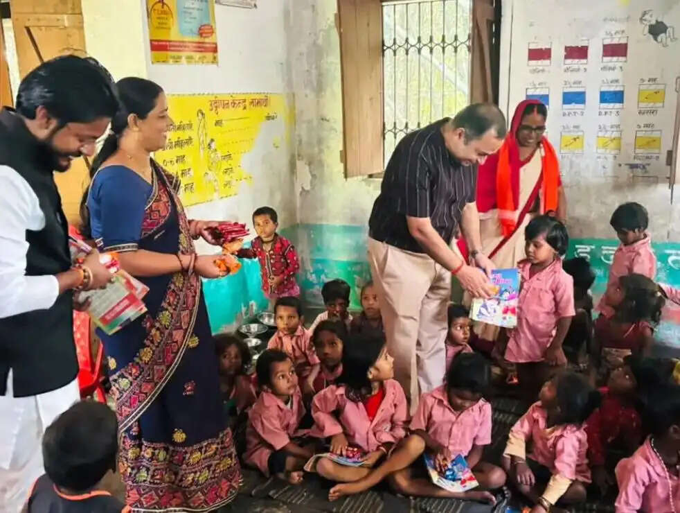 आंगन मिलन सेवा कार्यक्रम में आंगनबाड़ी सेविका-सहायिकाएं सम्मानित