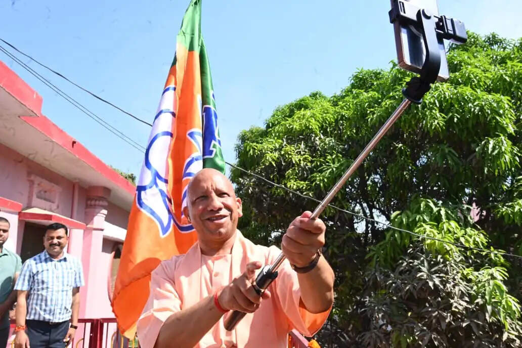 भाजपा का स्थापना दिवस : मुख्यमंत्री योगी ने गोरखनाथ मंदिर के हिंदू सेवाश्रम भवन पर फहराया पार्टी का झंडा