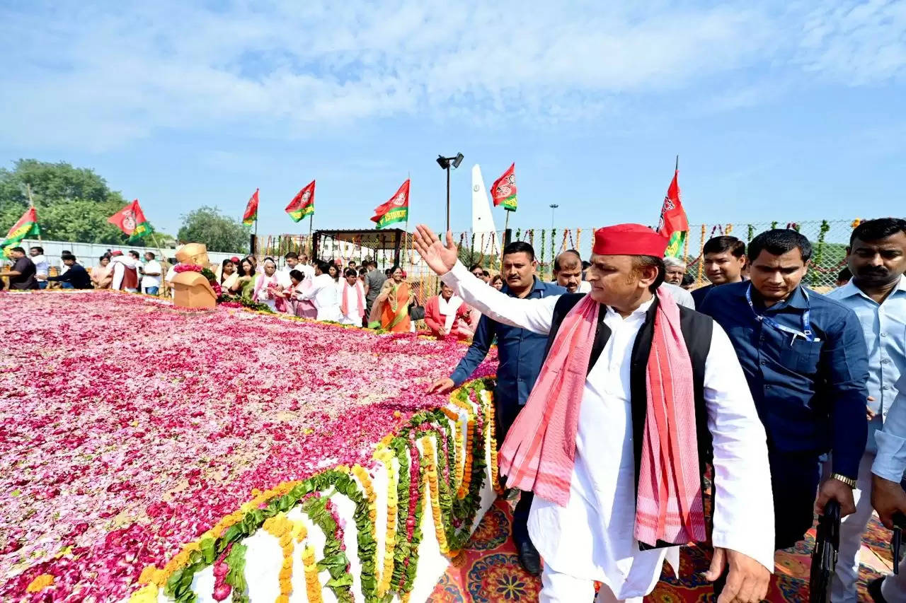 नेताजी मुलायम सिंह यादव की पुण्यतिथि, अखिलेश यादव ने दी श्रद्धांजलि